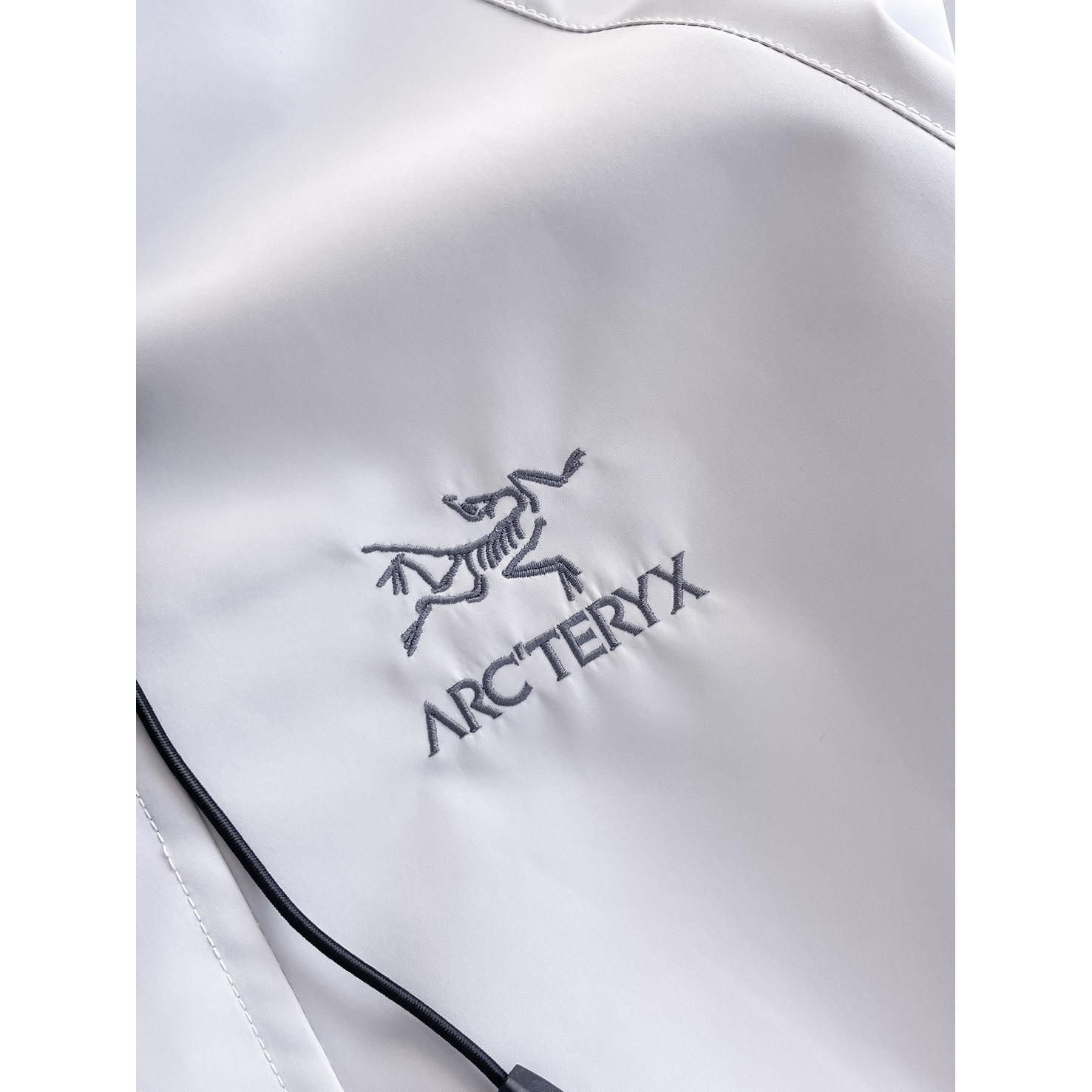 <p>Arc'teryx&nbsp;男士夹克外套(白)</p>
