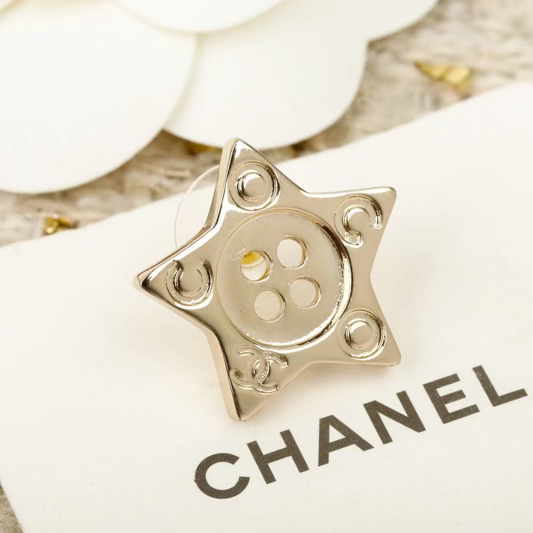 <p>CHANEL&nbsp;纽扣五角星耳钉</p>