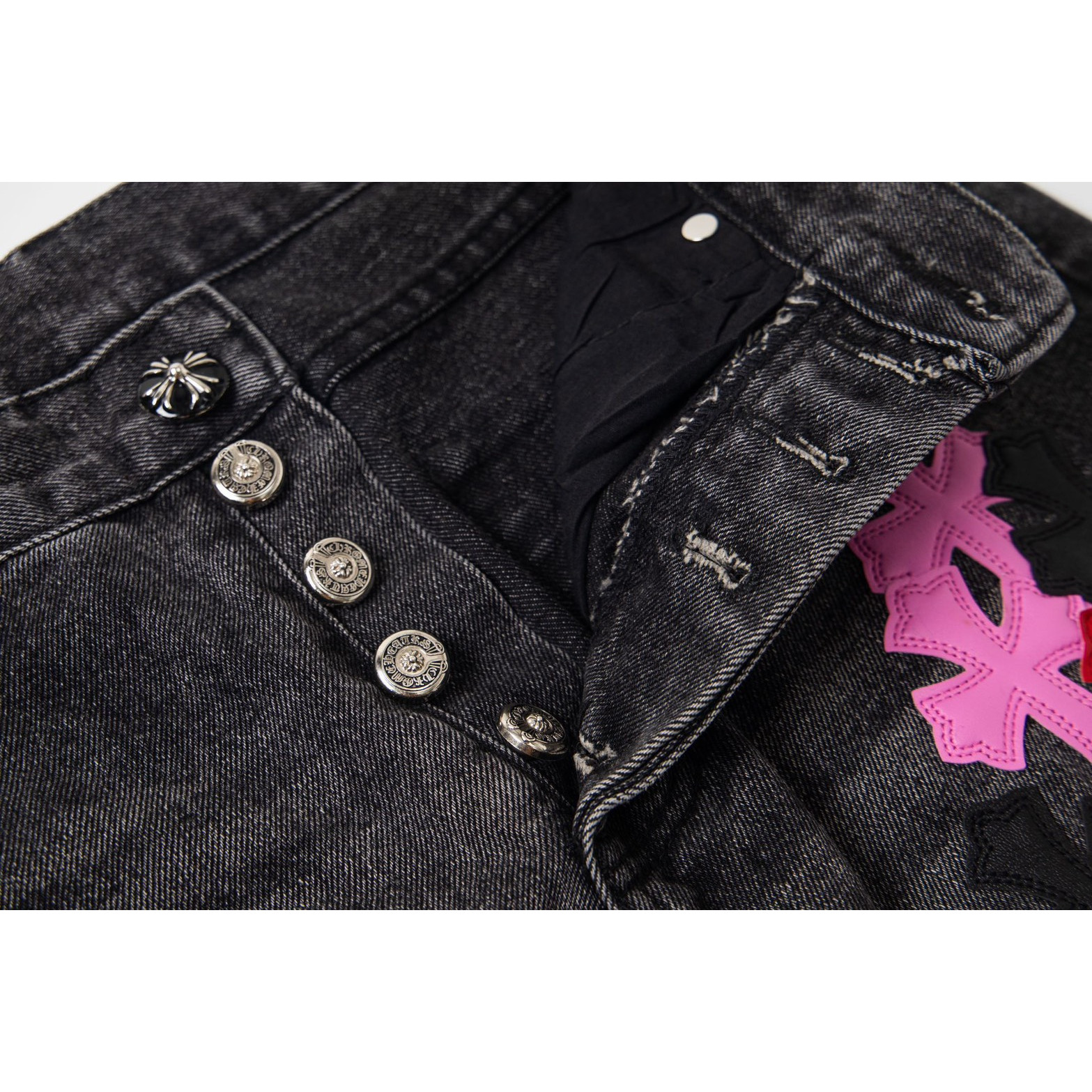 <p>CHROME HEARTS 多皮十字架拼皮重工牛仔裤(1770#)</p>
