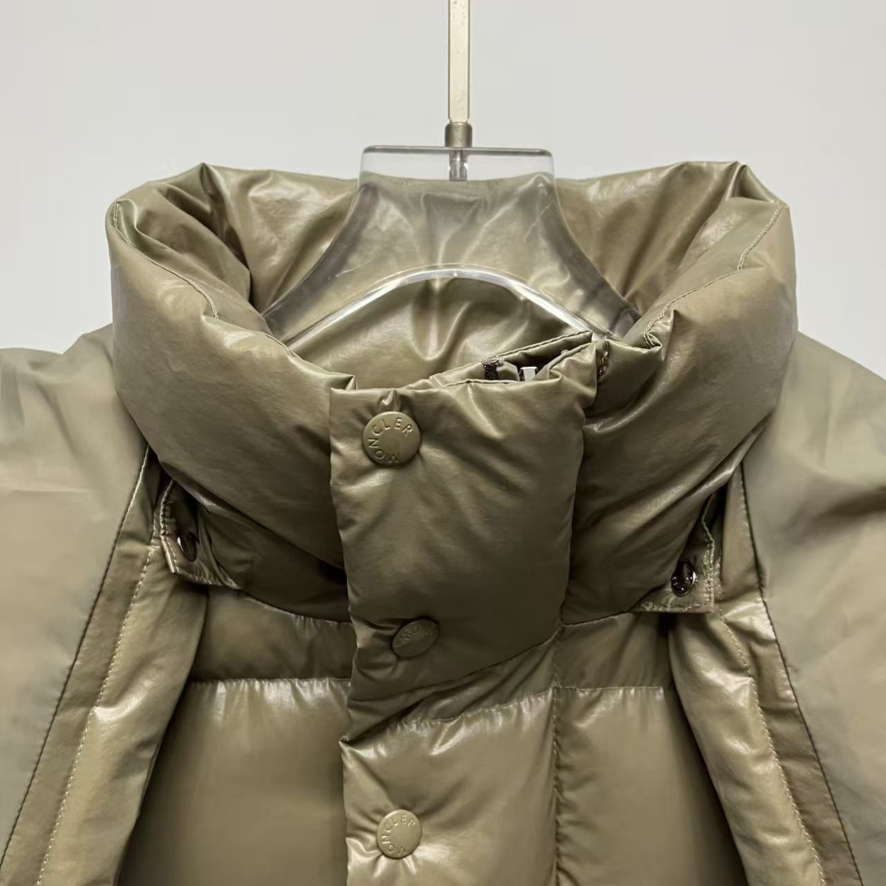 <p>Moncler 70周年双标连帽羽绒服(深棕色)</p>