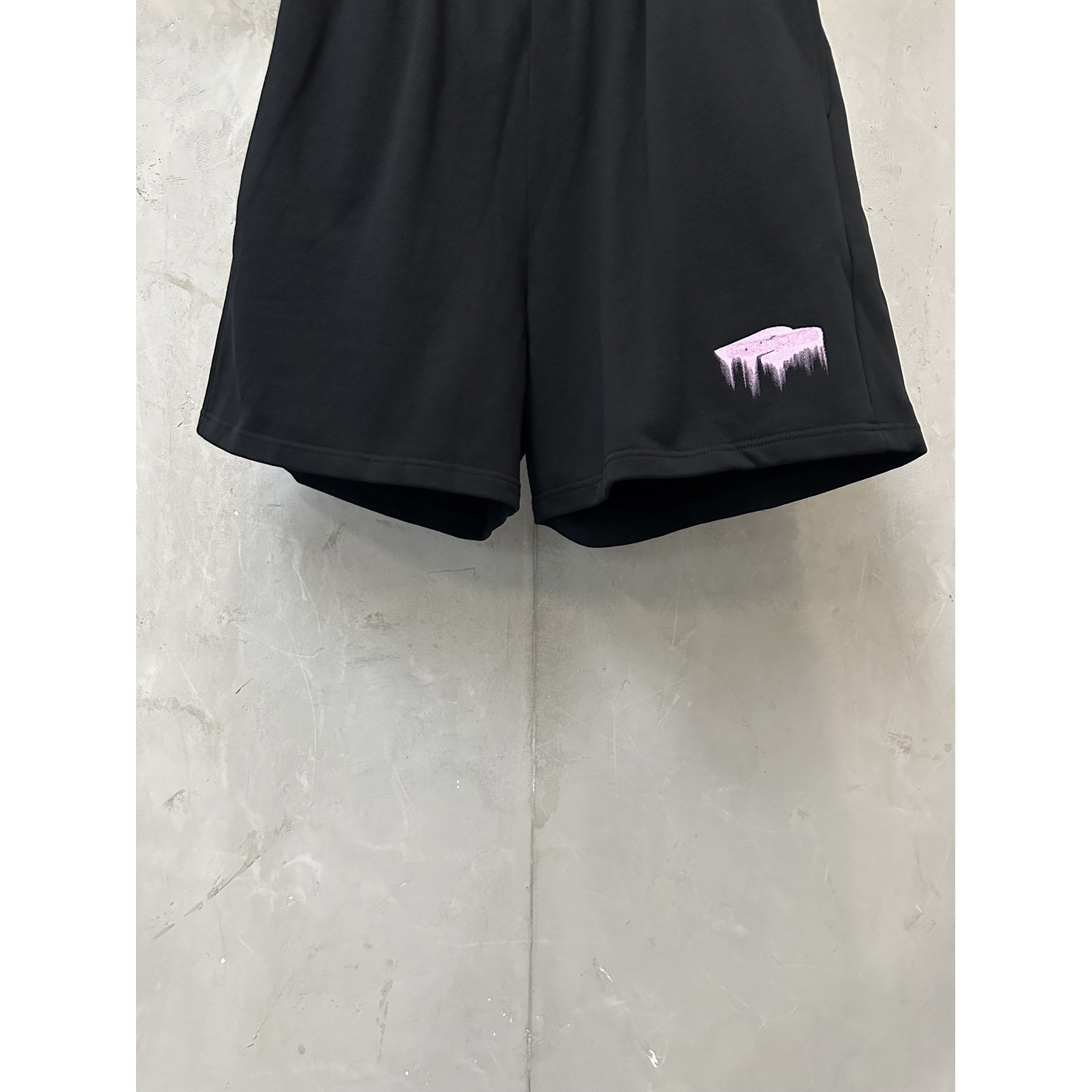 <p>Balenciaga 3m刺绣印花休闲短裤(黑)</p>