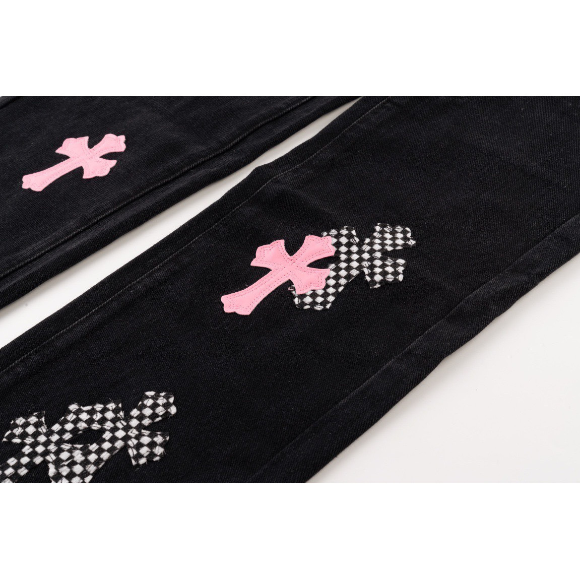 <p>CHROME HEARTS 樱花粉棋盘格十字拼皮牛仔裤(1808#)</p>

<p>&nbsp;</p>