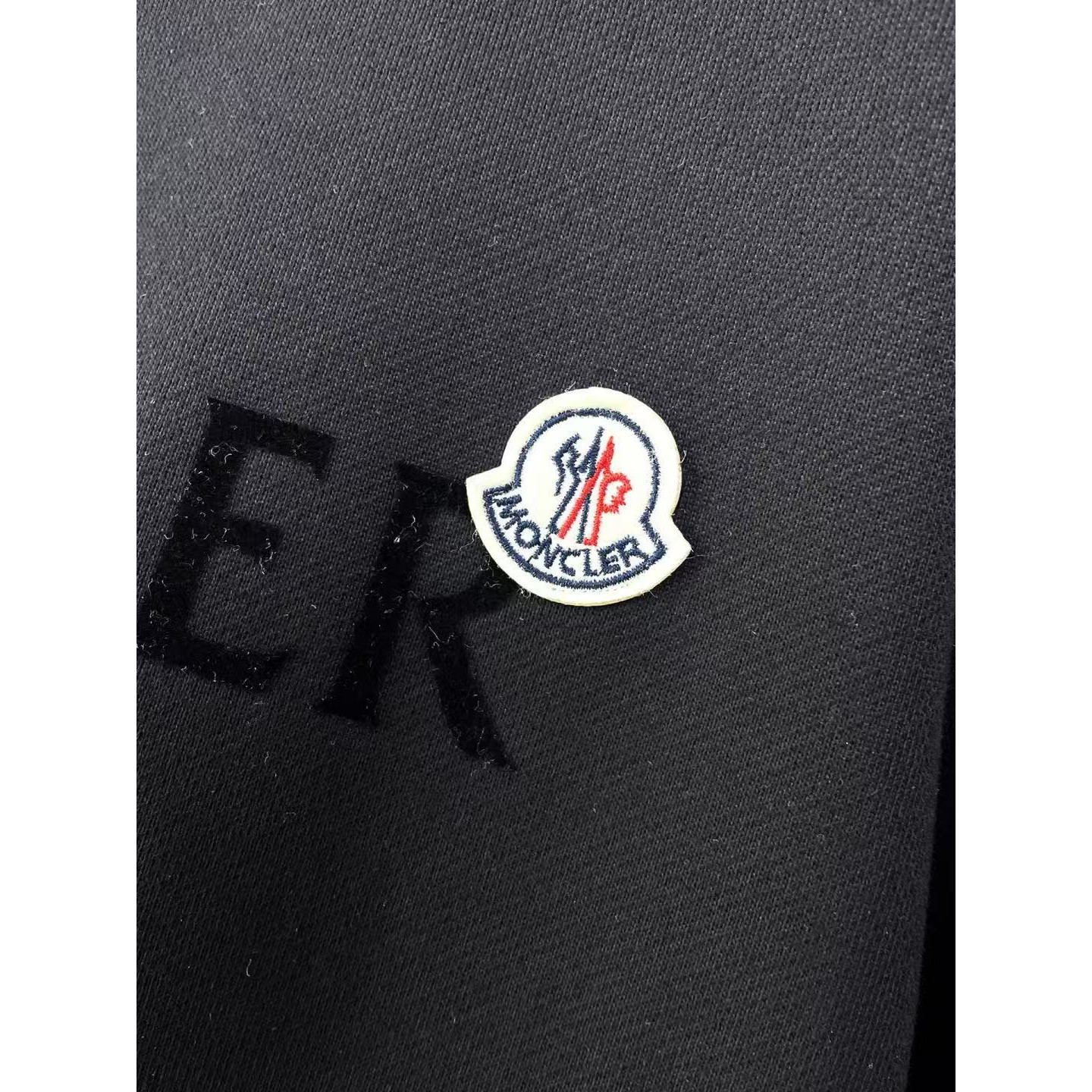 <p>MONCLER 圆领卫衣(黑)</p>