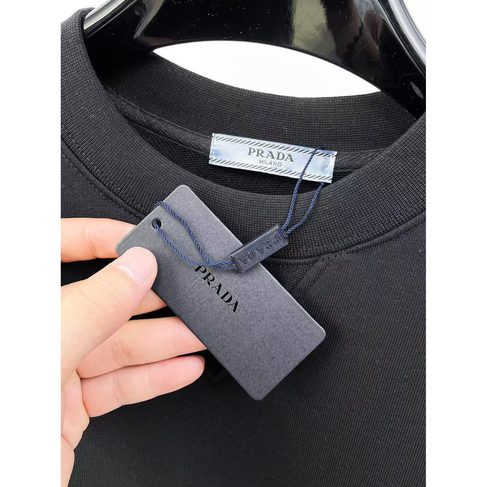 <p>PRADA 圓領長袖T恤(黑)</p>