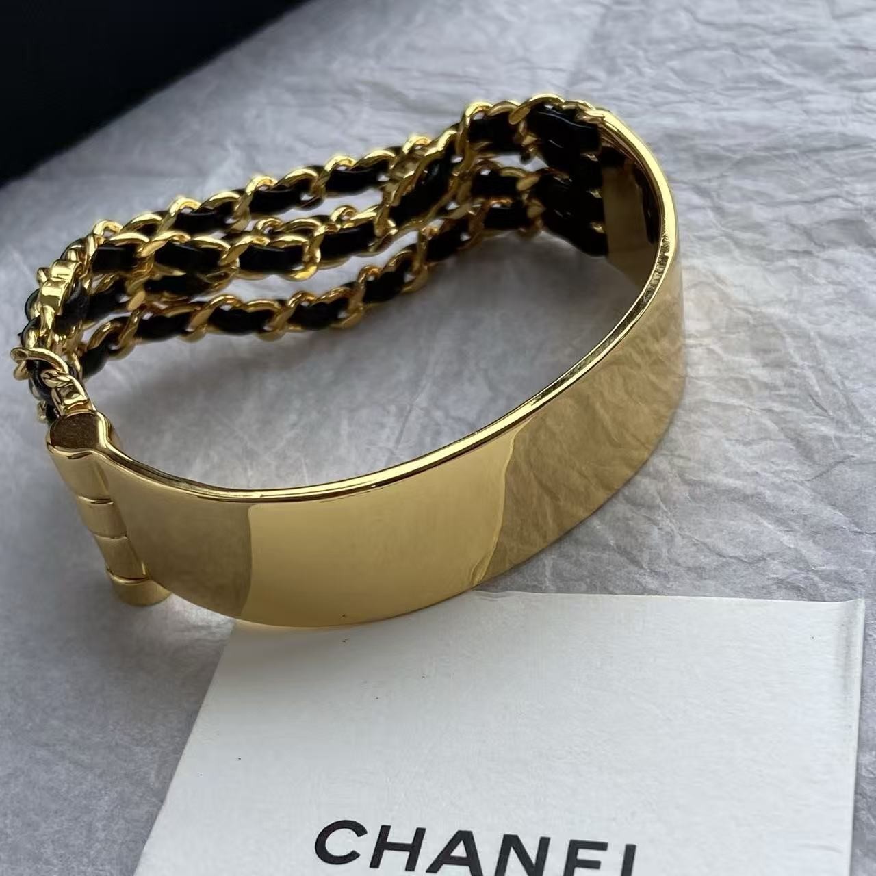 <p>CHANEL 穿皮链双c三层手镯</p>