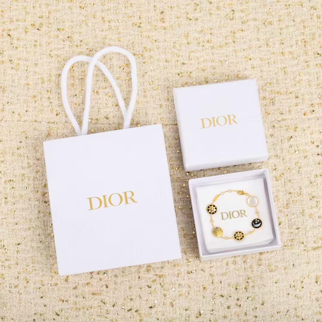 <p>DIOR&nbsp;日月星辰五花手链</p>