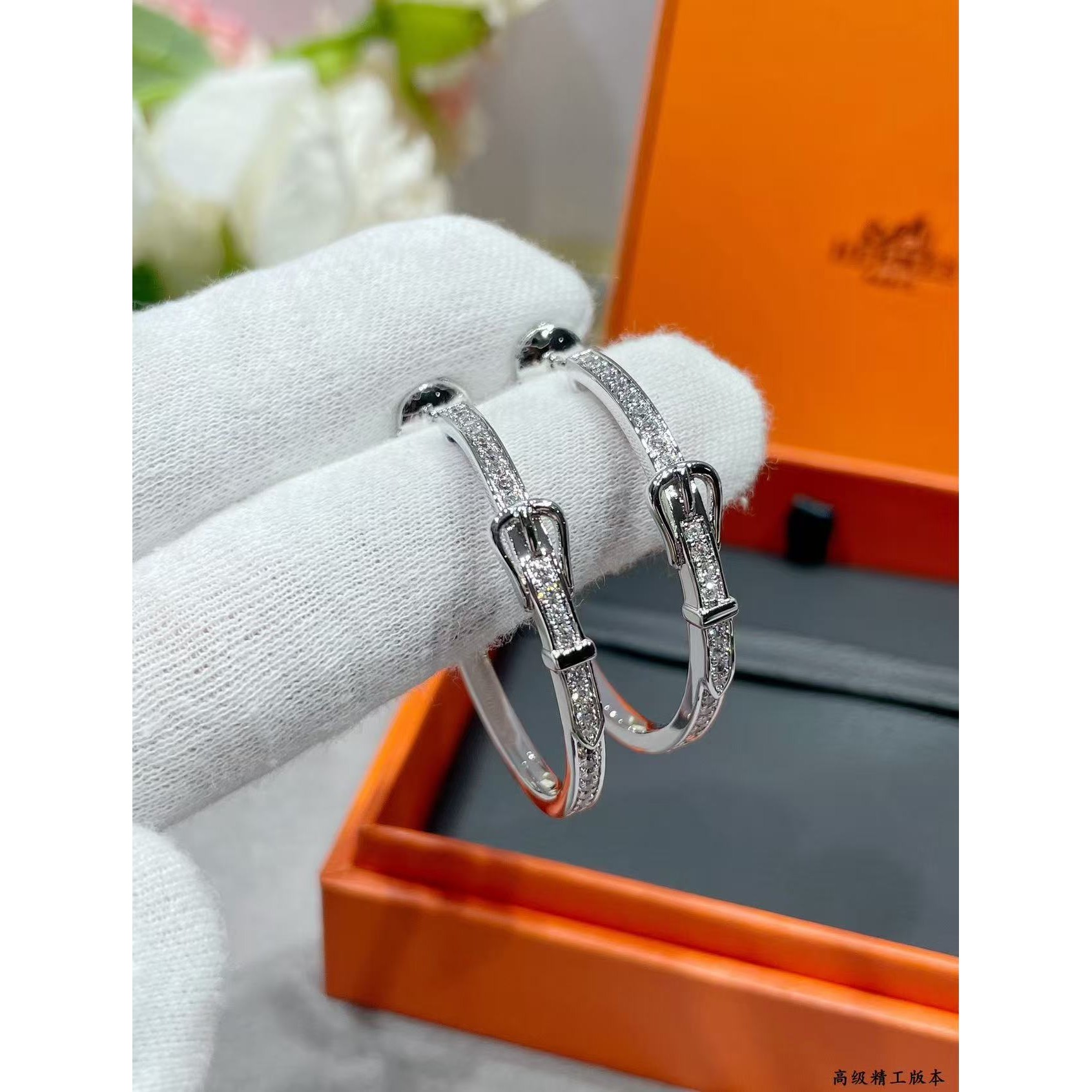 <p>HERMES&nbsp;满钻耳环</p>