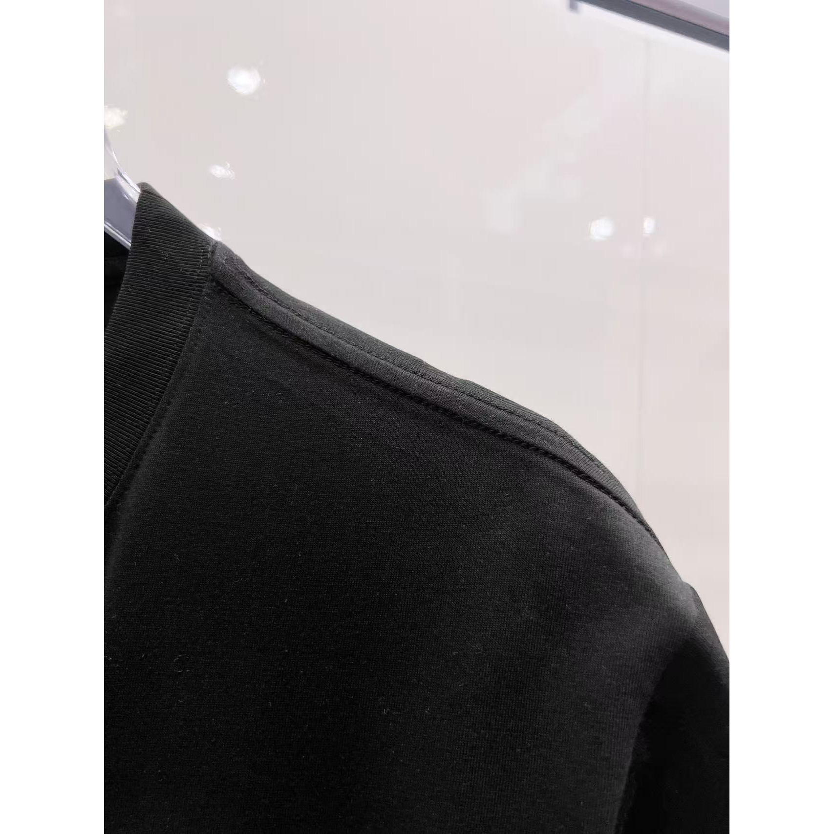 <p>MONCLER&nbsp;纯棉面料高端短袖(黑)</p>