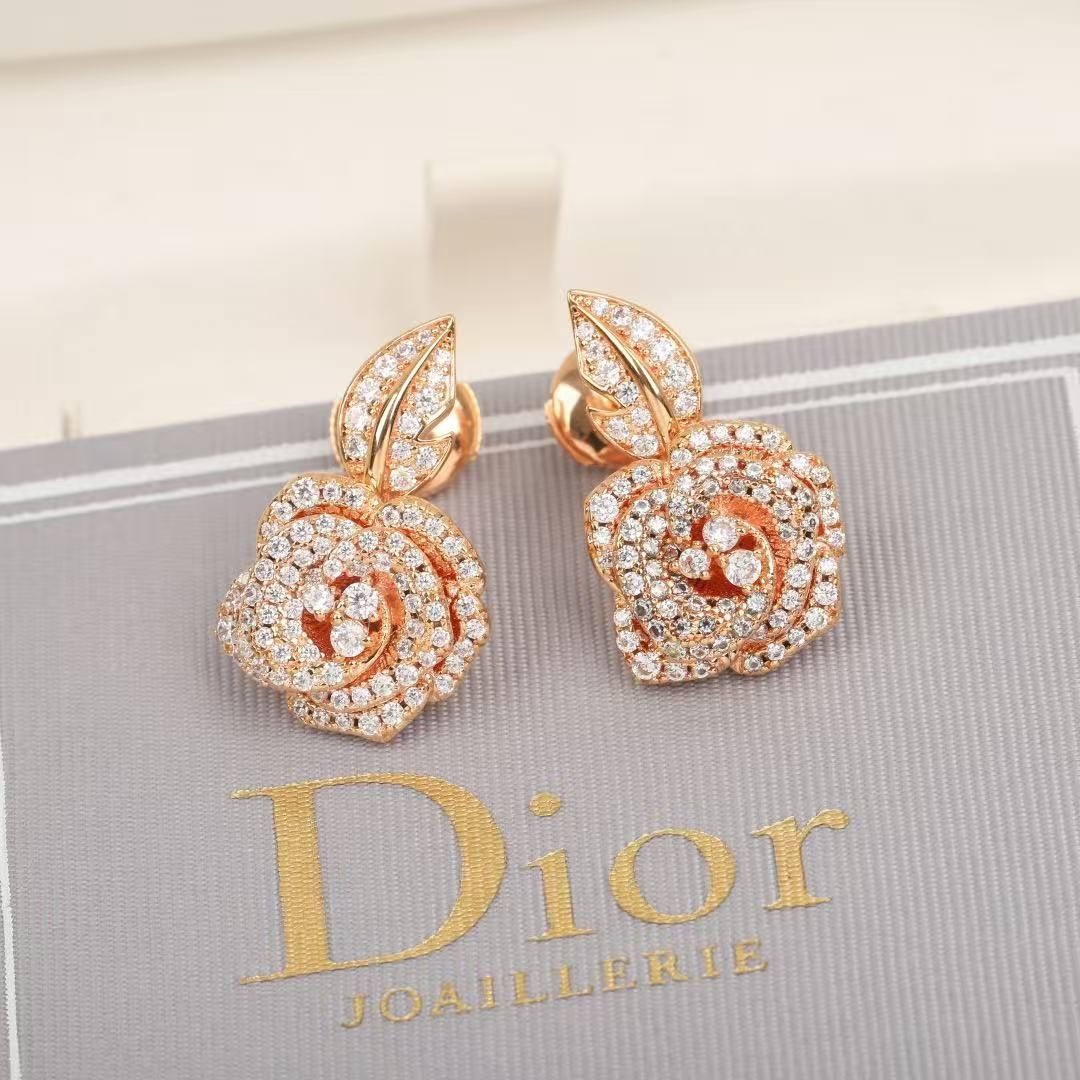 <p>&nbsp;DIOR&nbsp;玫瑰花耳环</p>