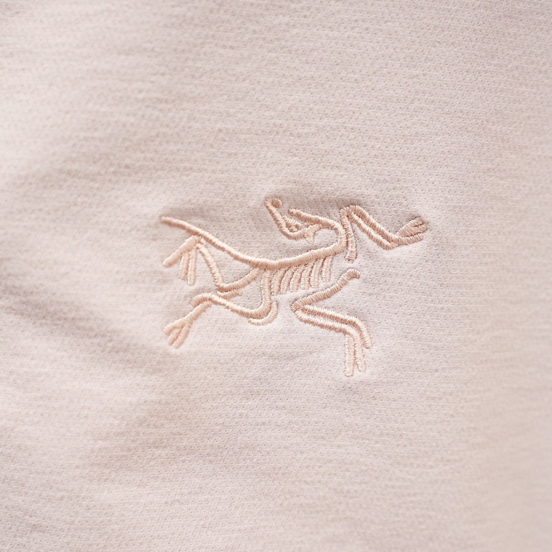 <p>ARC'TERYX 女款Hoody软壳连帽夹克(夕雾粉)</p>