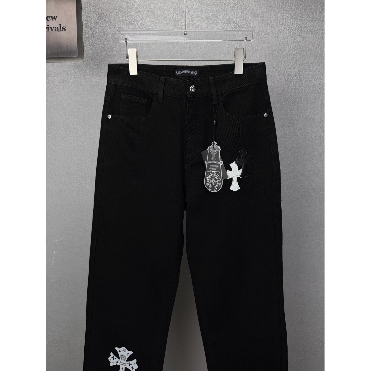 <p>CHROME HEARTS 黑白十字架拼皮情侣款水洗宽松牛仔裤</p>