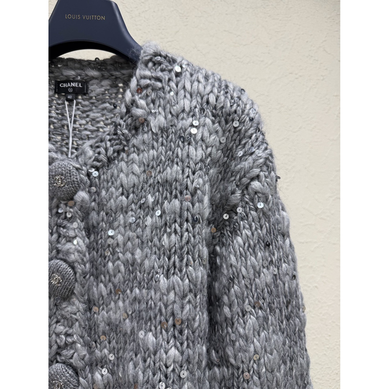 <p>Chanel 高级灰亮片针织长袖外套(灰)</p>