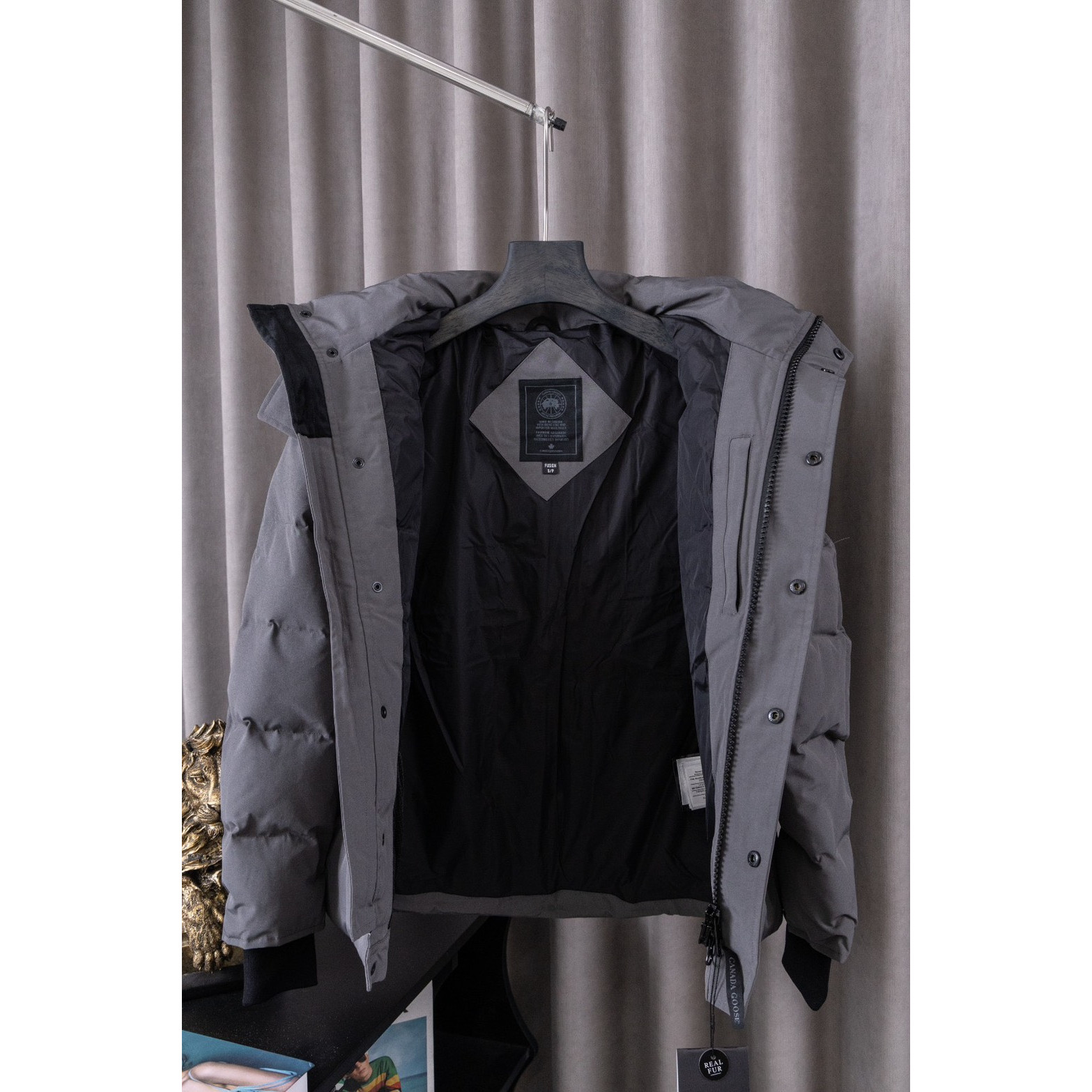 <p>Canada Goose 顶级狼毛Wyndham 2048M &nbsp;29款 系列派克大衣羽绒服(灰色黑标)</p>