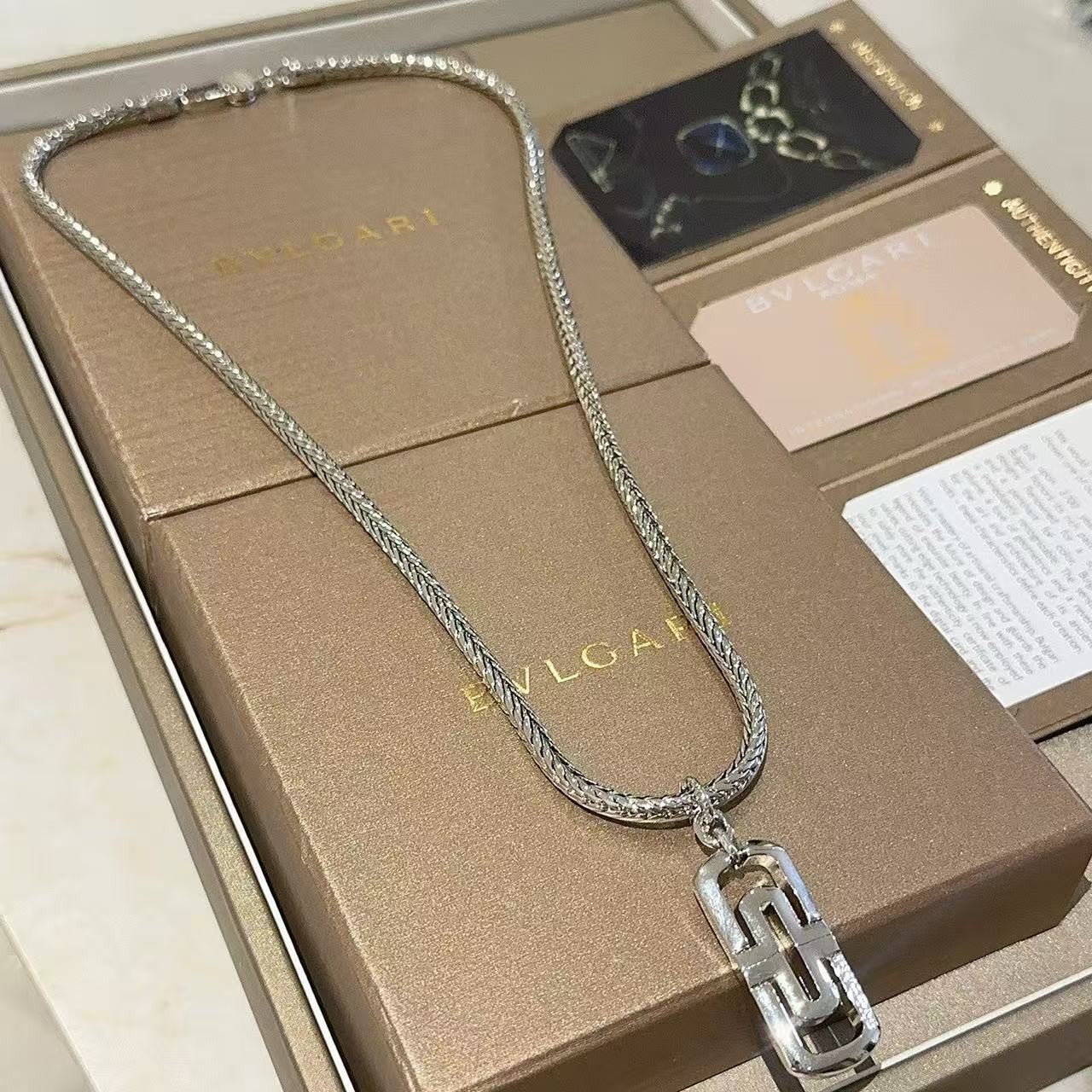 <p>BVLGARI&nbsp;项链</p>