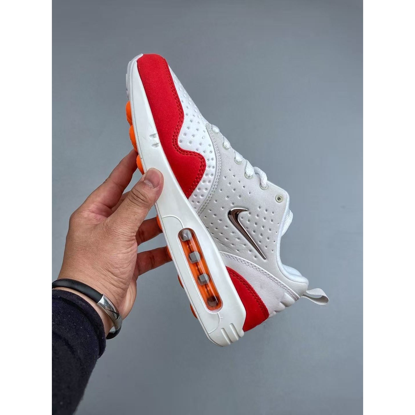 <p>NIKE AIR MAX 气垫复古跑步鞋(白紅)</p>