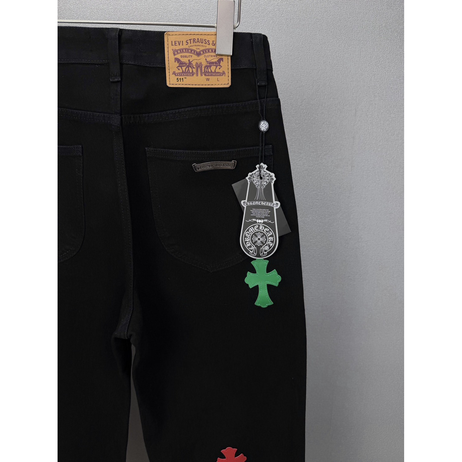 <p>CHROME HEARTS 红绿十字架拼皮情侣款水洗宽松牛仔裤((黑)</p>
