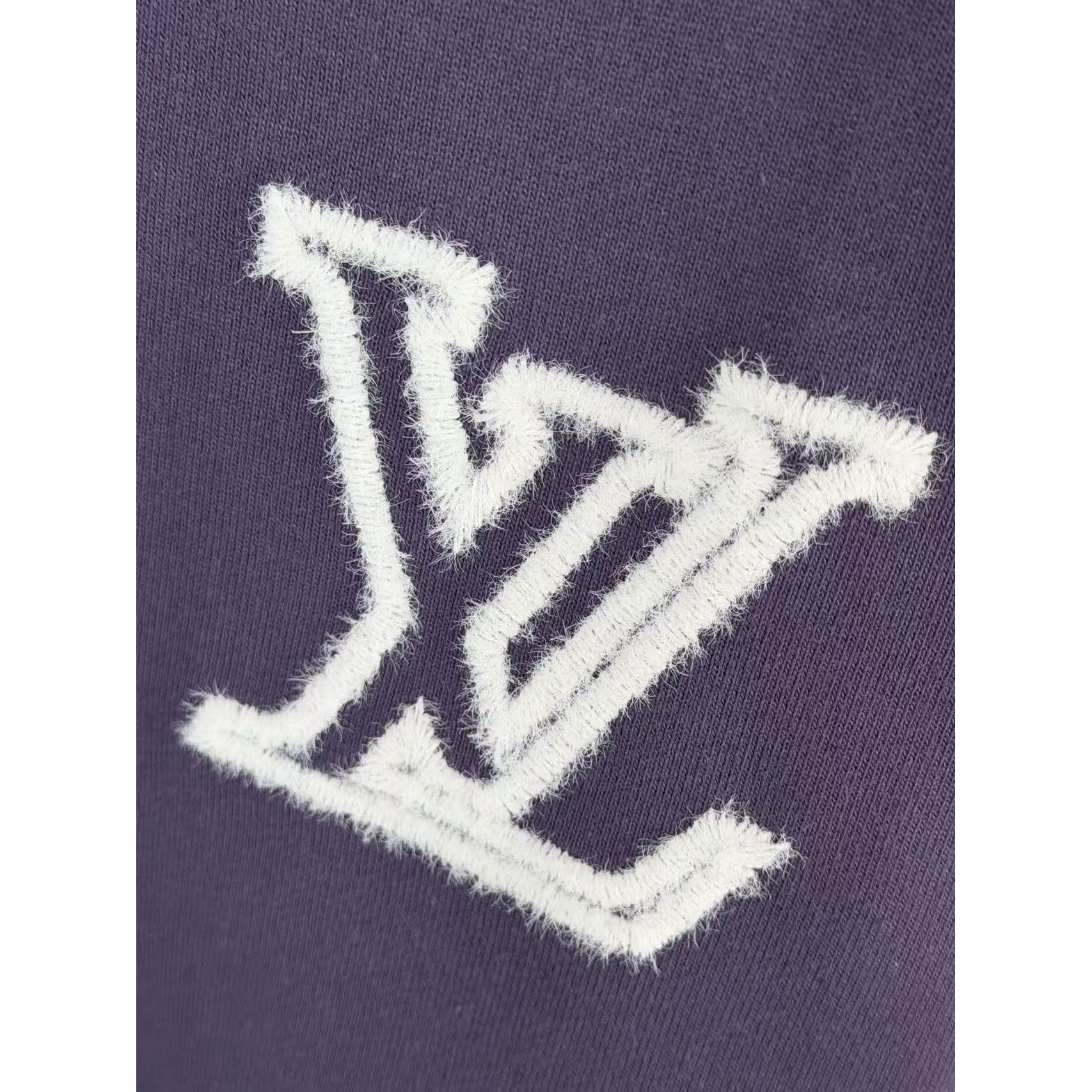 <p>LV&nbsp;刺绣圆领卫衣(紫)</p>