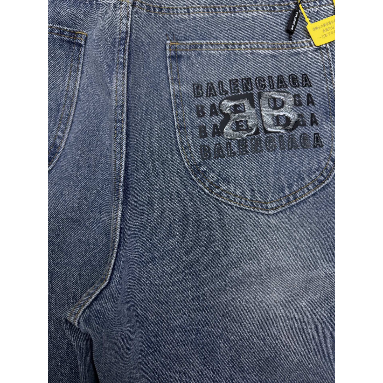 <p>Balenciaga 口袋立体压胶字母牛仔裤</p>
