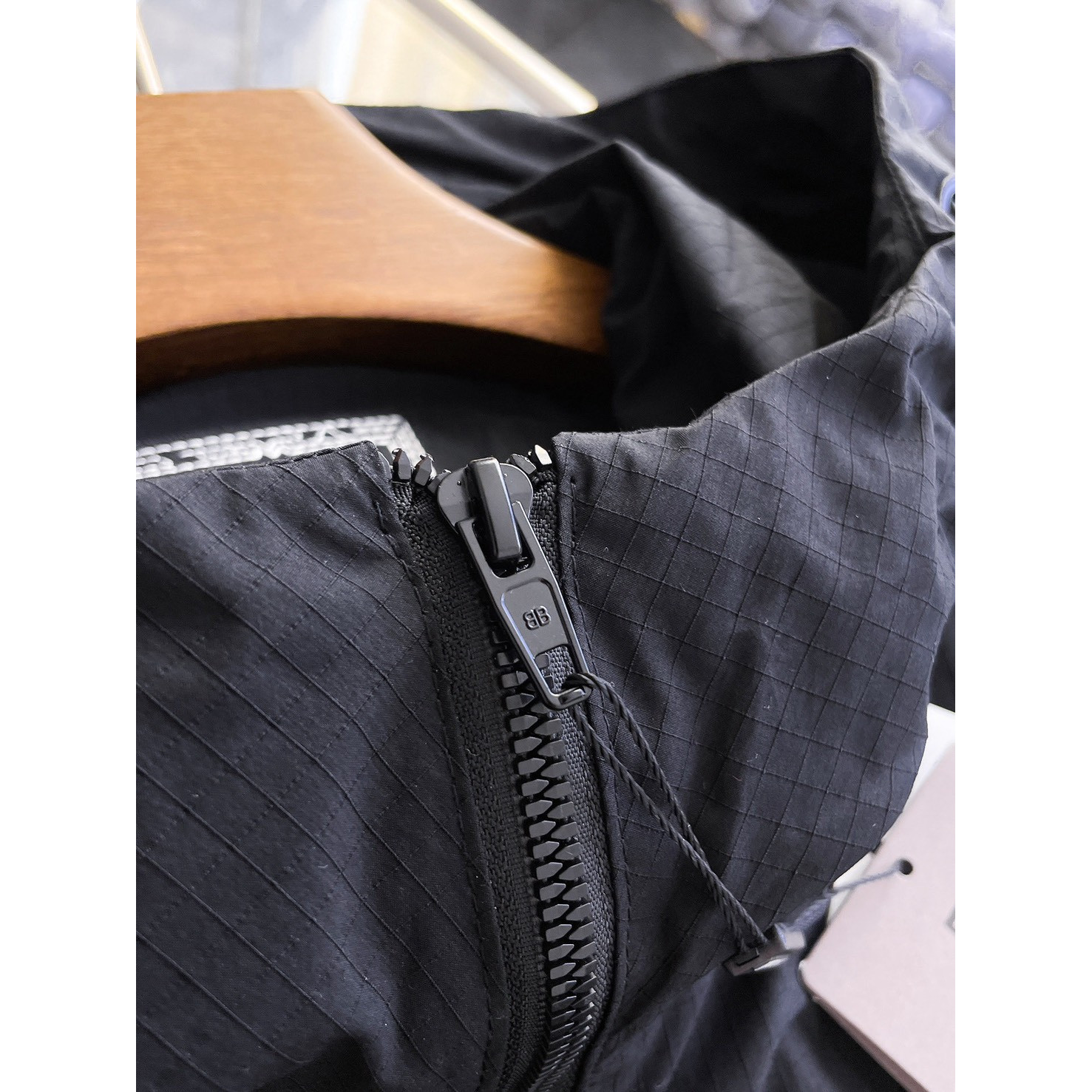 <p>Balenciaga 男士夹克外套(黑)</p>