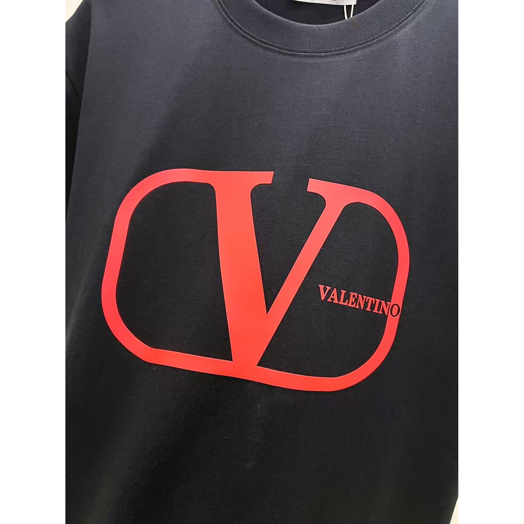 <p>VALENTION&nbsp; 短袖圆领T恤(黑)</p>