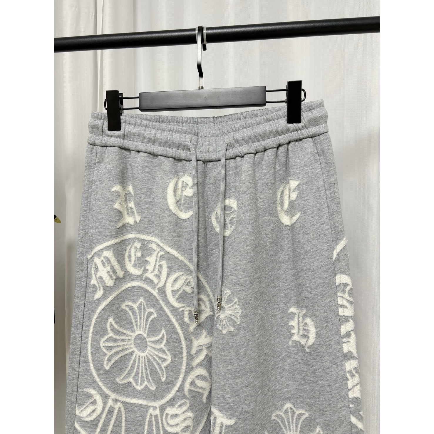 <p>&nbsp;Chrome Hearts 烧花工艺休闲长裤(灰)</p>