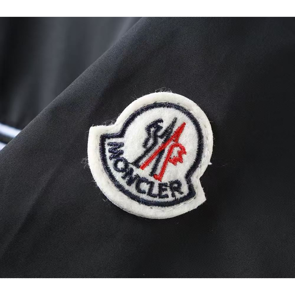 <p>MONCLER&nbsp;男士夹克外套(800856)</p>