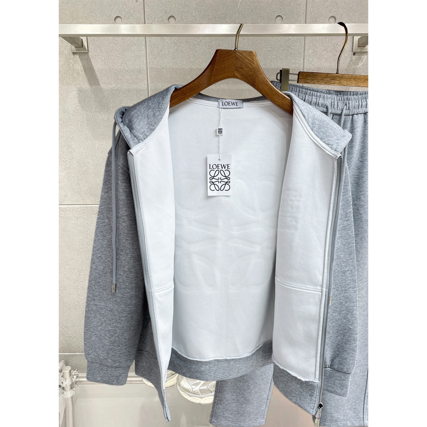 <p>LOEWE&nbsp;套裝(淺灰)</p>