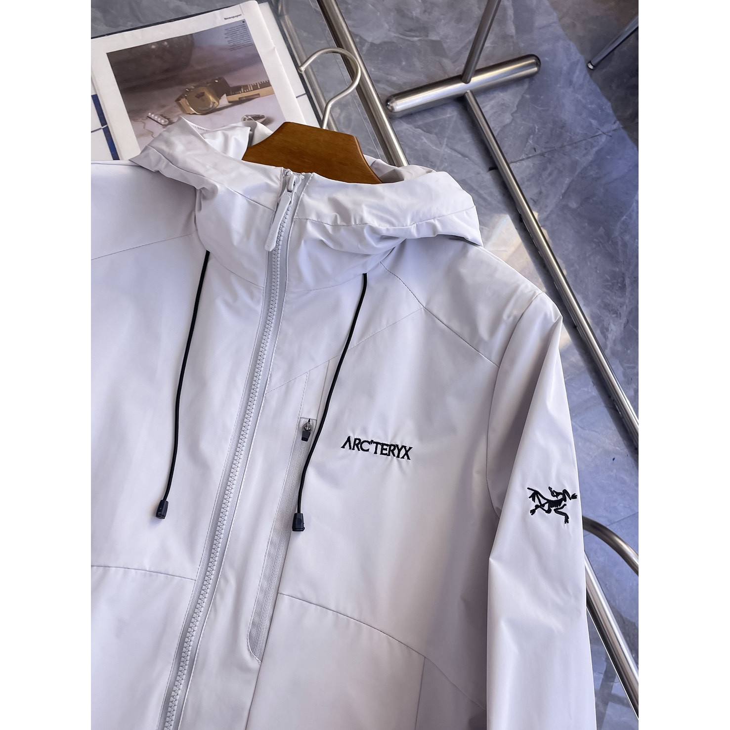 <p>Arc'teryx 男士夹克外套(白)</p>