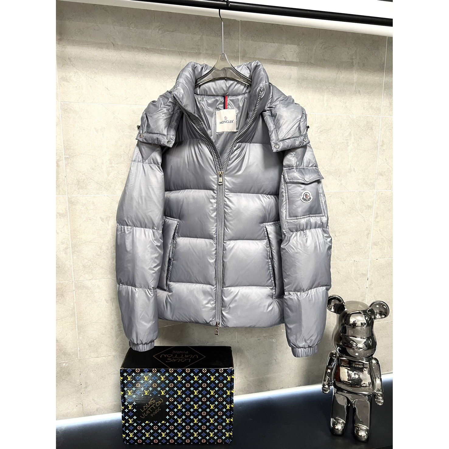 <p>Moncler 羽绒服 (銀)</p>