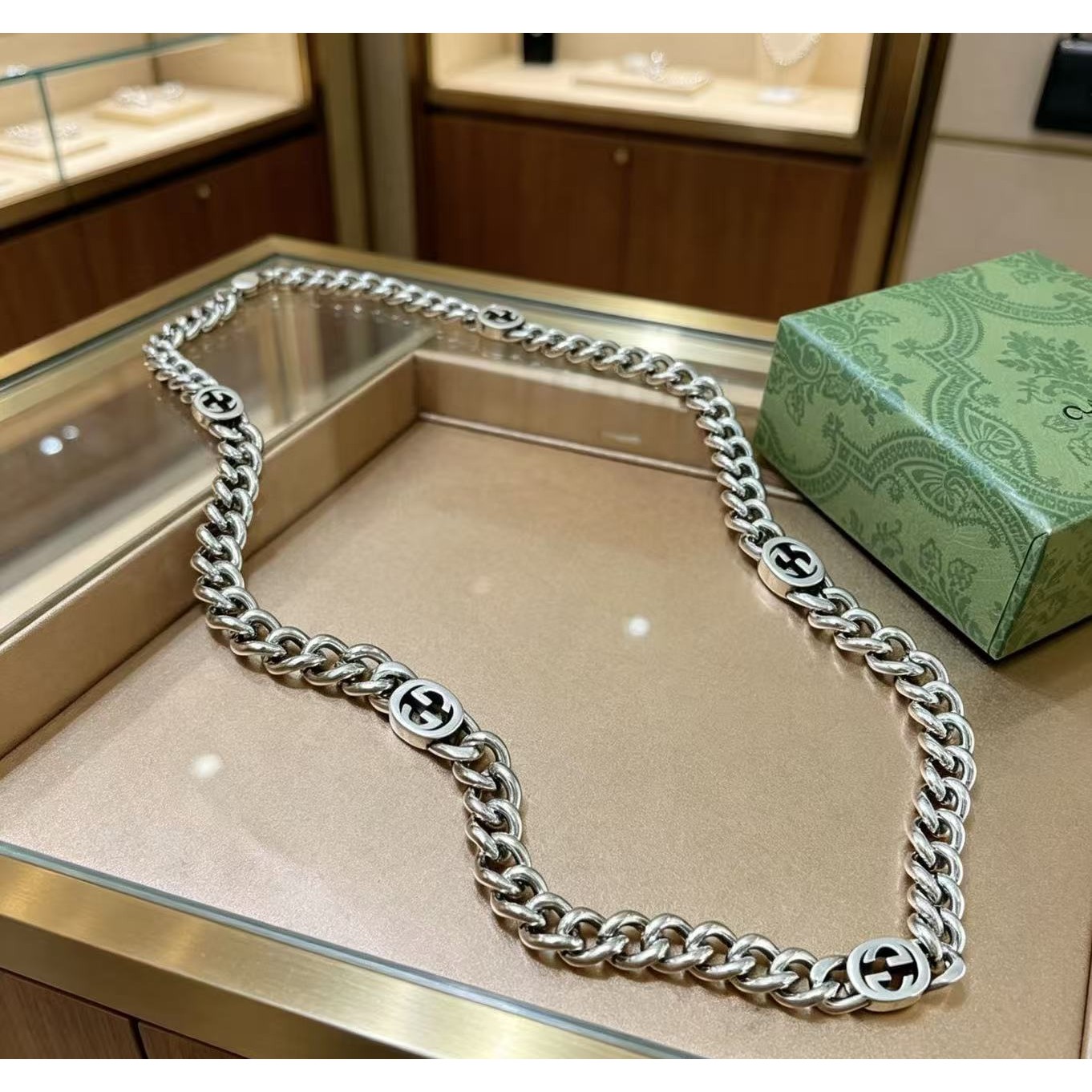 <p>GUCCI&nbsp;项链</p>