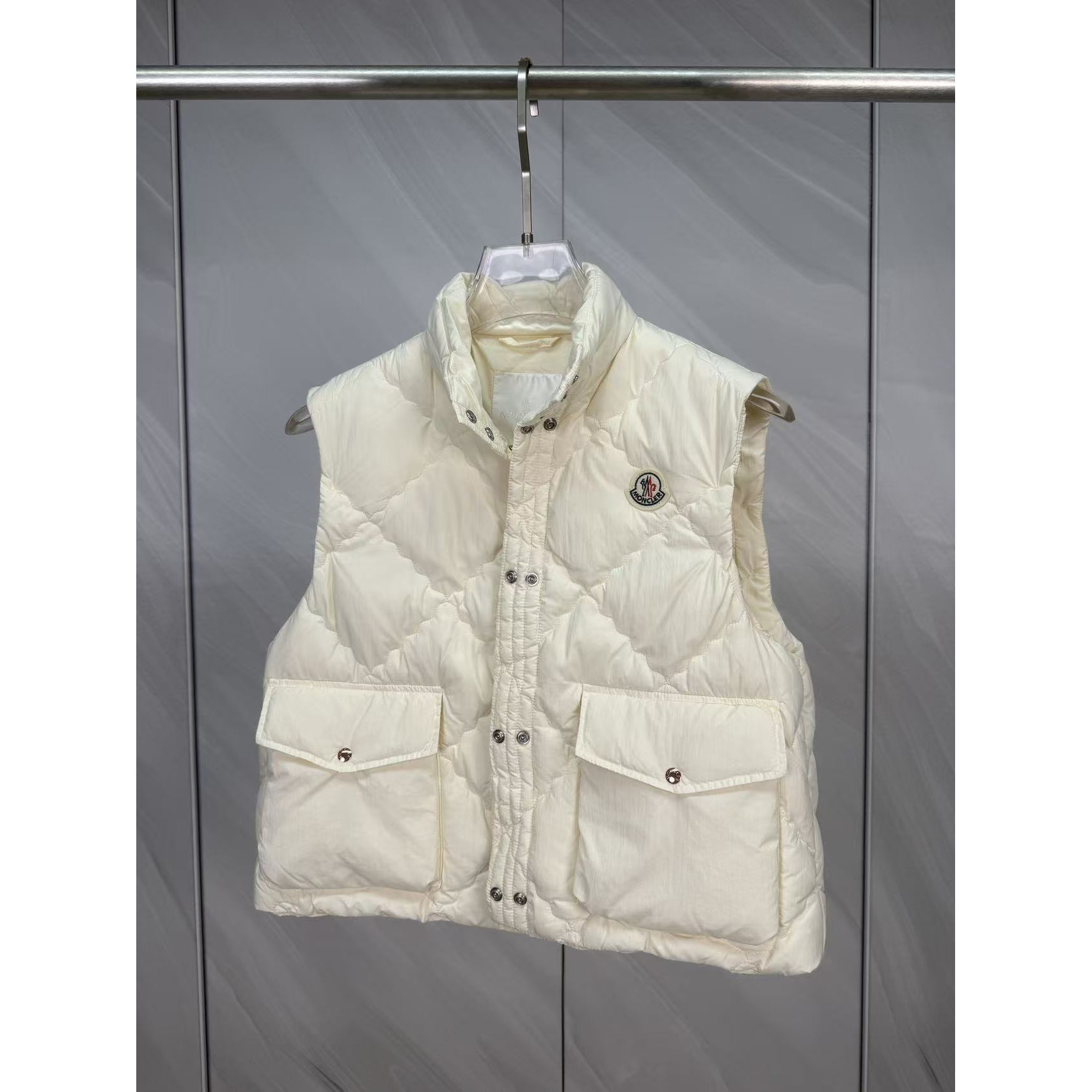 <p>Moncler 菱格纹立领休闲女士羽绒背心(白)</p>