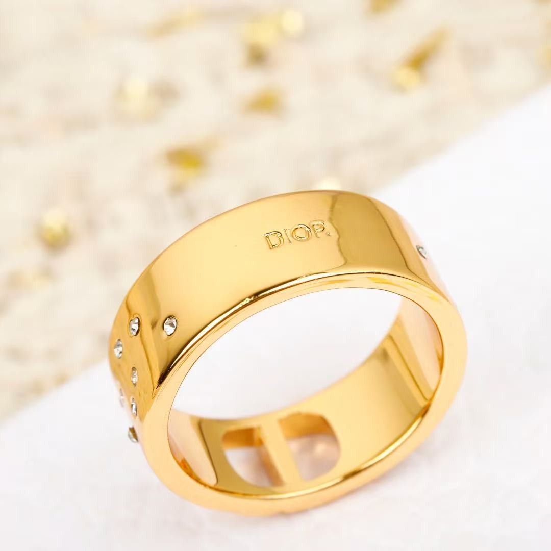 <p>DIOR&nbsp; CD水钻戒指</p>