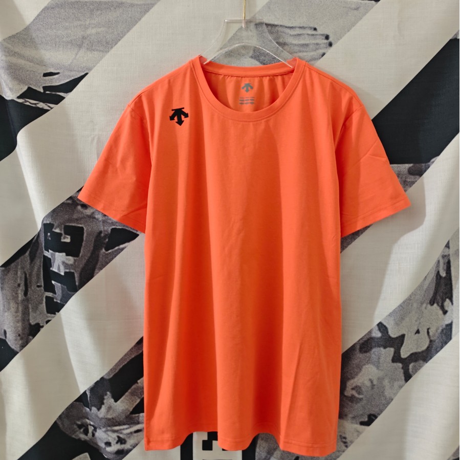 <p>DESCENTE 速乾短袖T恤(橘)</p>