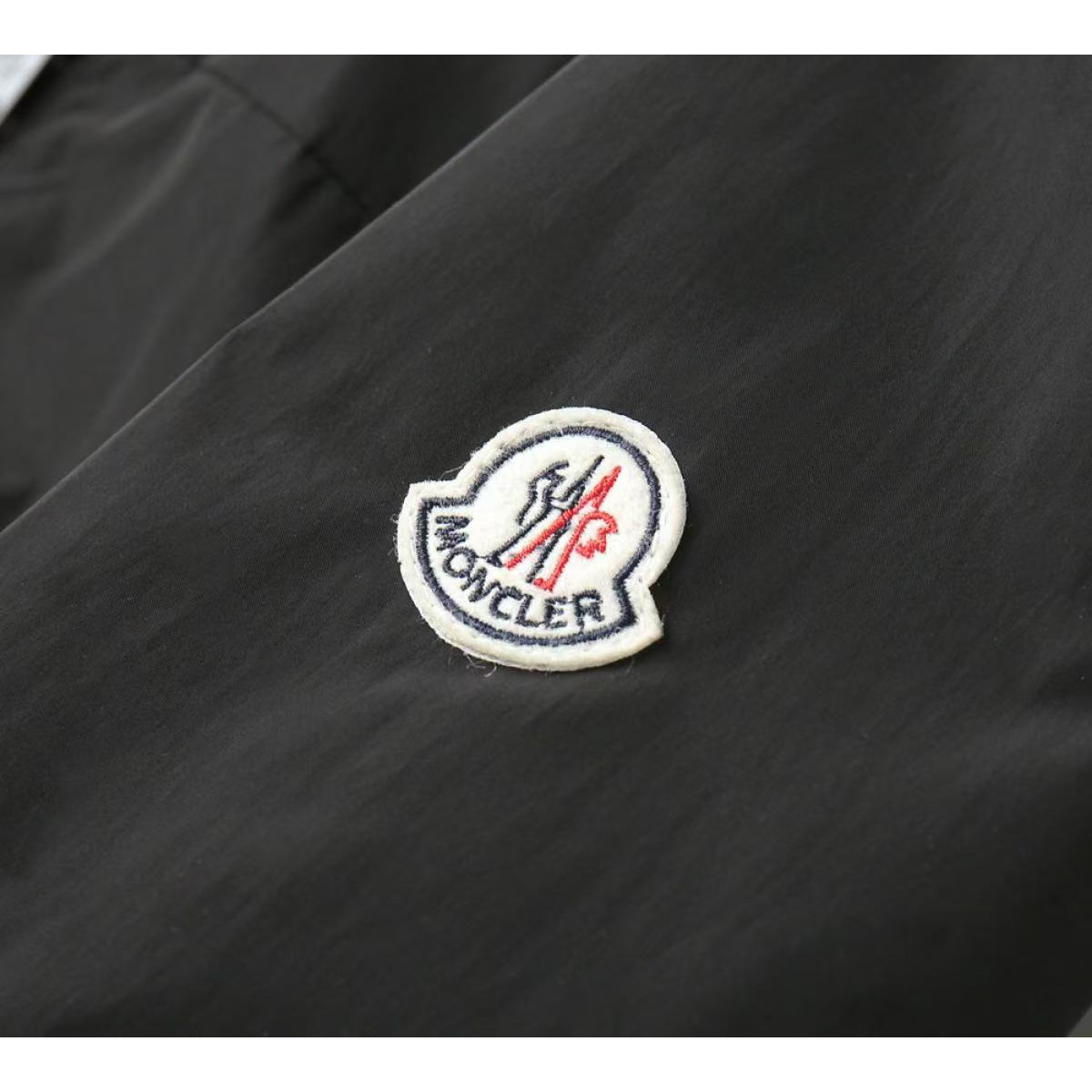 <p>MONCLER 男士夹克外套(黑)<br />
&nbsp;</p>
