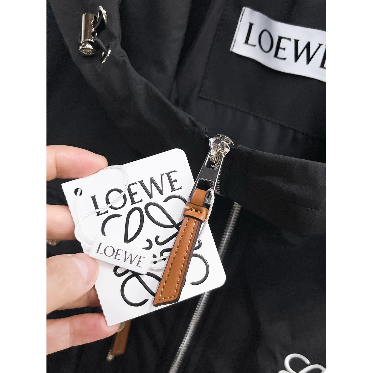 <p>LOEWE&nbsp;男士夹克外套(黑)</p>