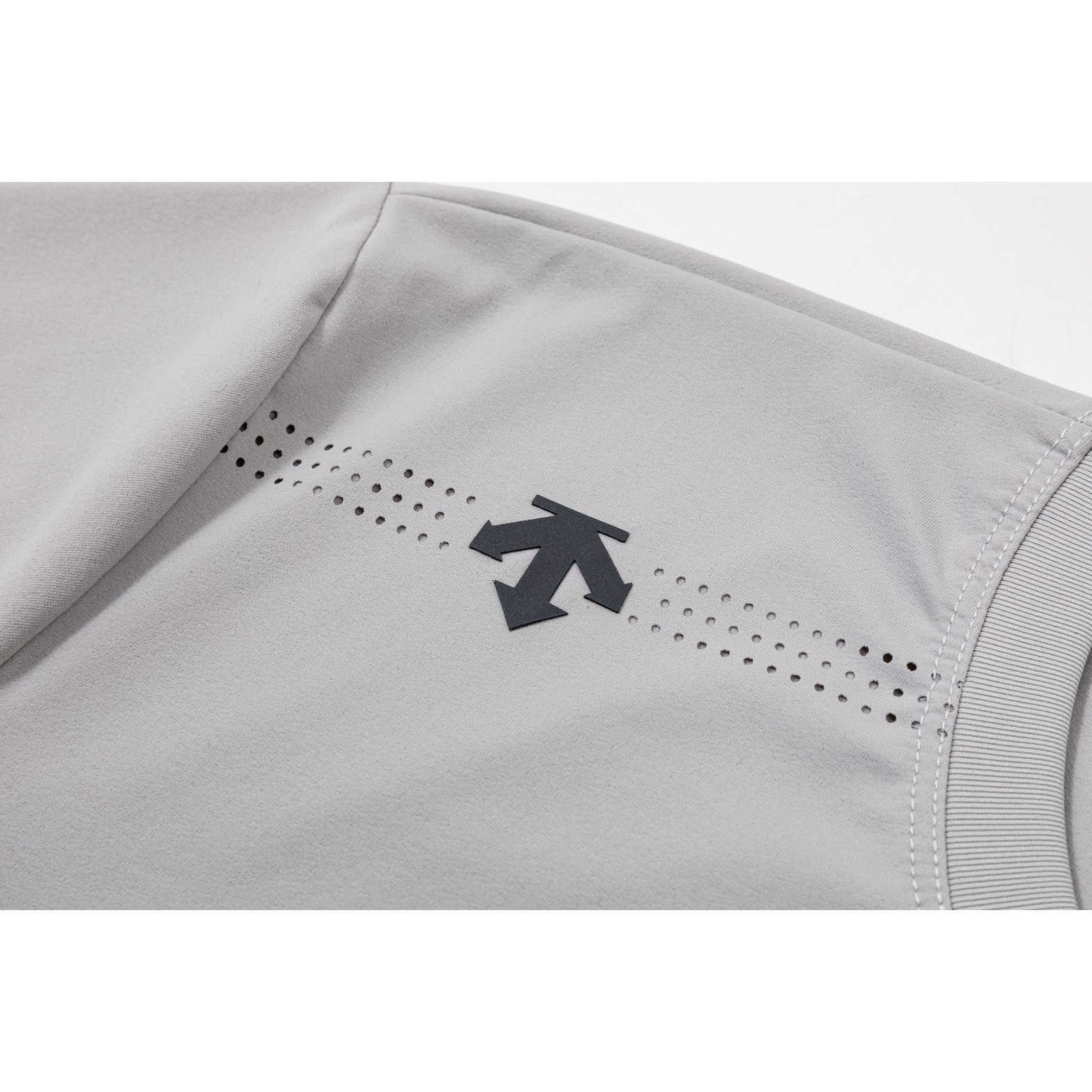 <p>DESCENTE 速干机能短袖T恤(灰)</p>