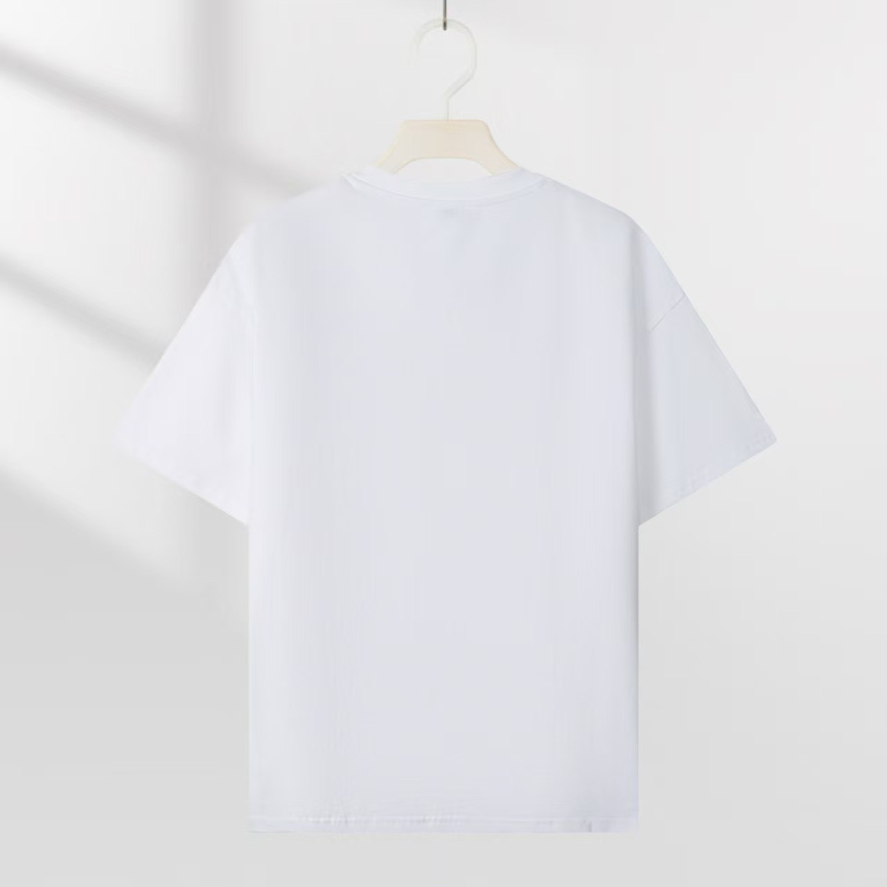 <p>&nbsp;LOEWE &nbsp;logo压花短袖T恤(白)</p>
