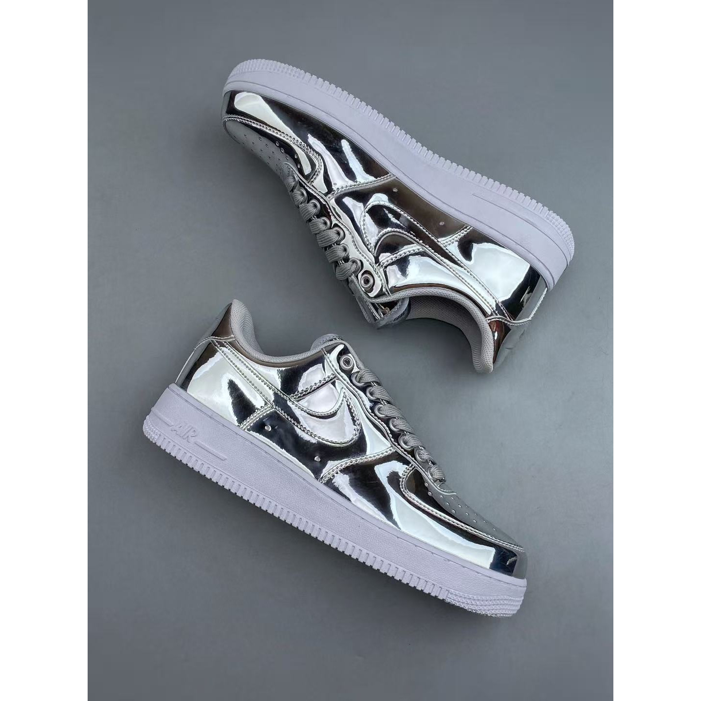 <p>Nike Air Force1 07 low&nbsp; (銀)</p>