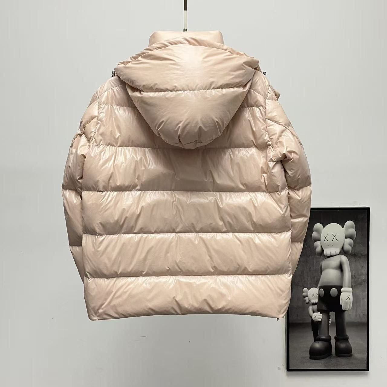 <p>Moncler 70周年双标连帽羽绒服(粉色)</p>