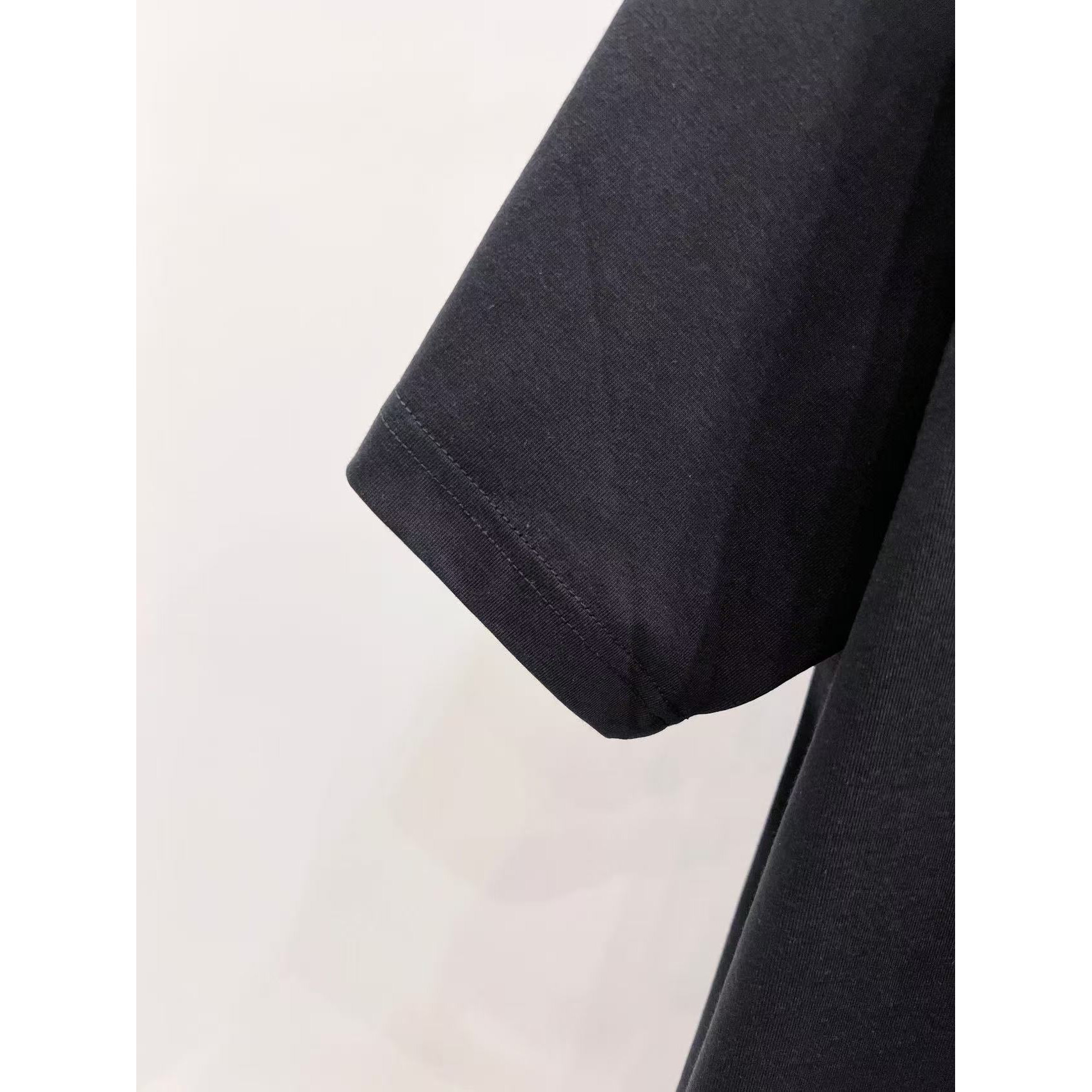 <p>FENDI 小怪兽眼睛字母印花短袖T恤(黑)&nbsp;</p>