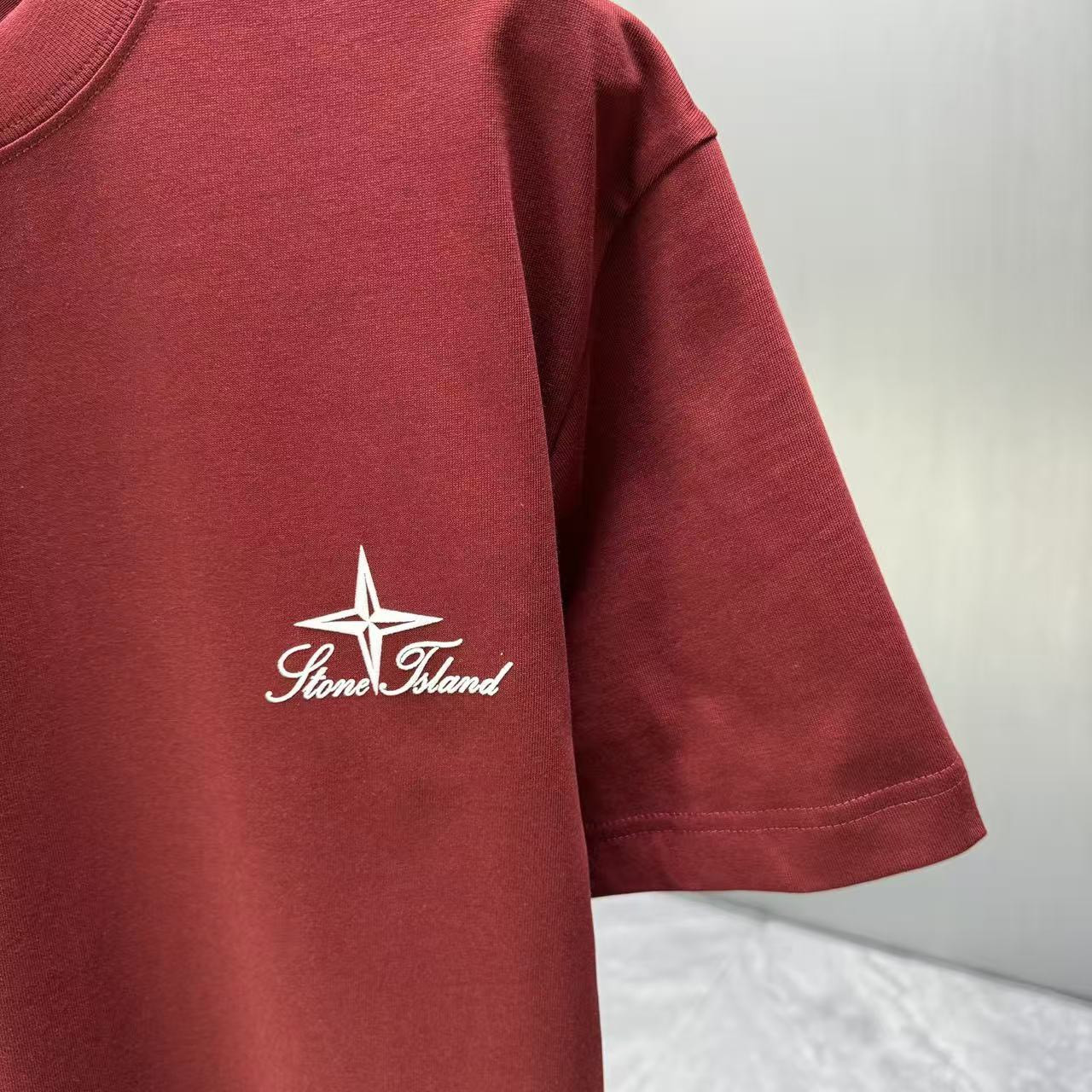 <p>Stone Island 短袖T恤(深紅)</p>