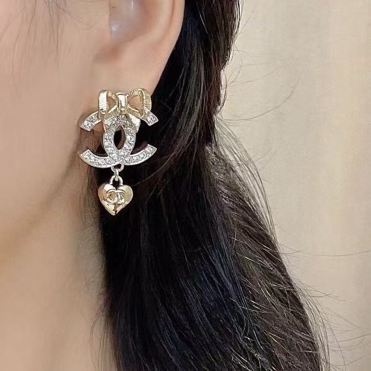 <p>CHANEL 浅金蝴蝶结银双耳钉</p>
