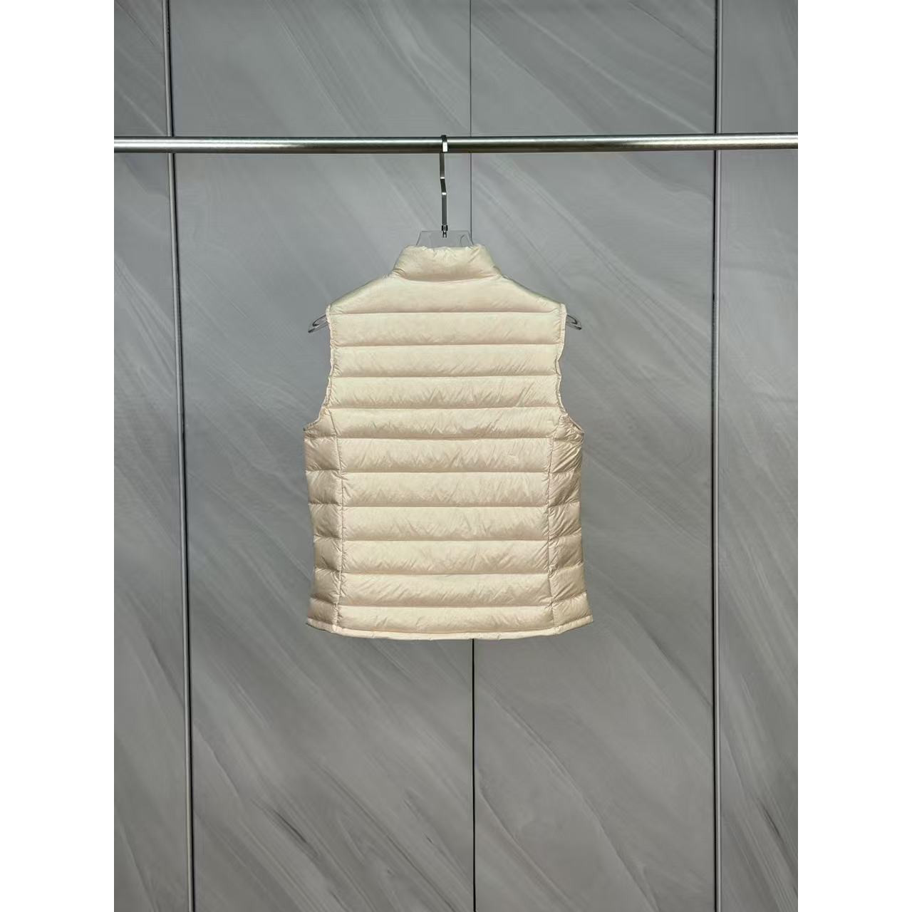 <p>Moncler Liane女士立领羽绒服(粉)</p>