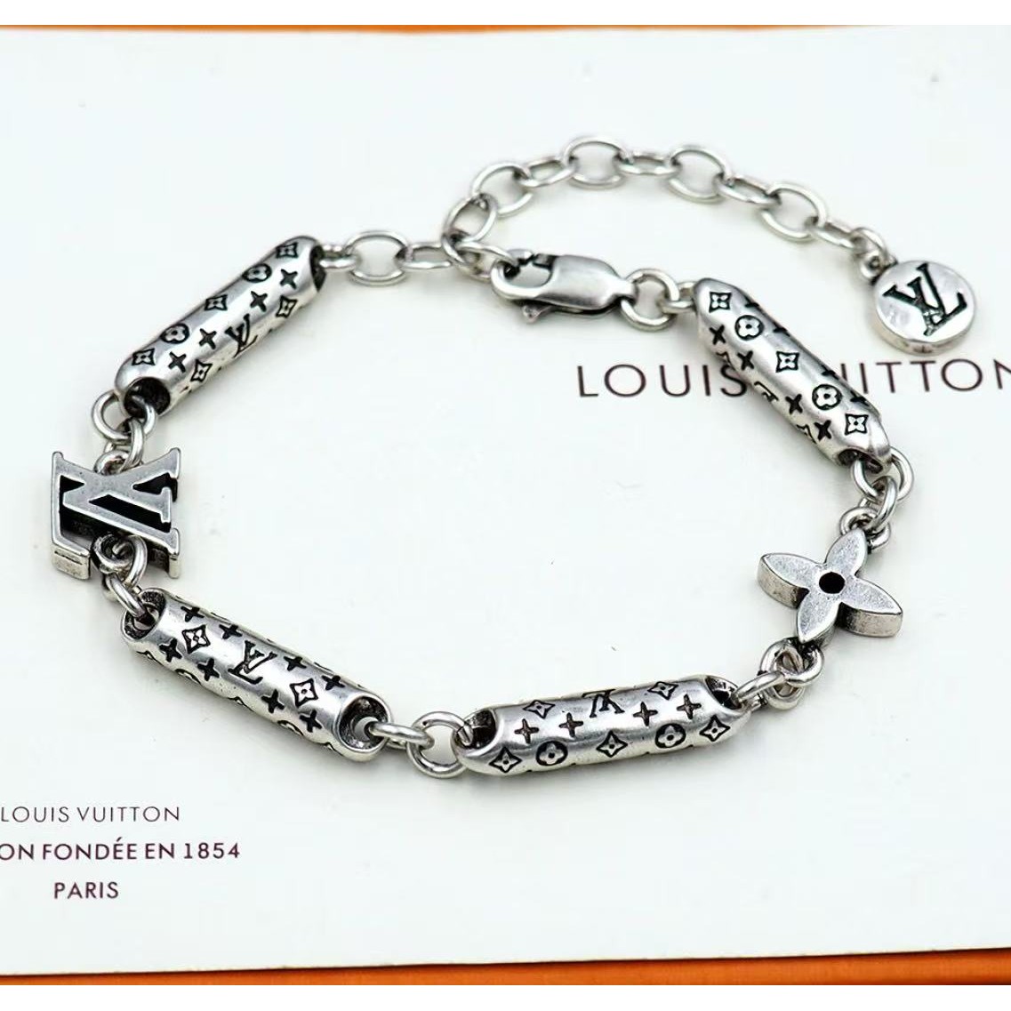 <p>LV Bambou 可调节手链</p>