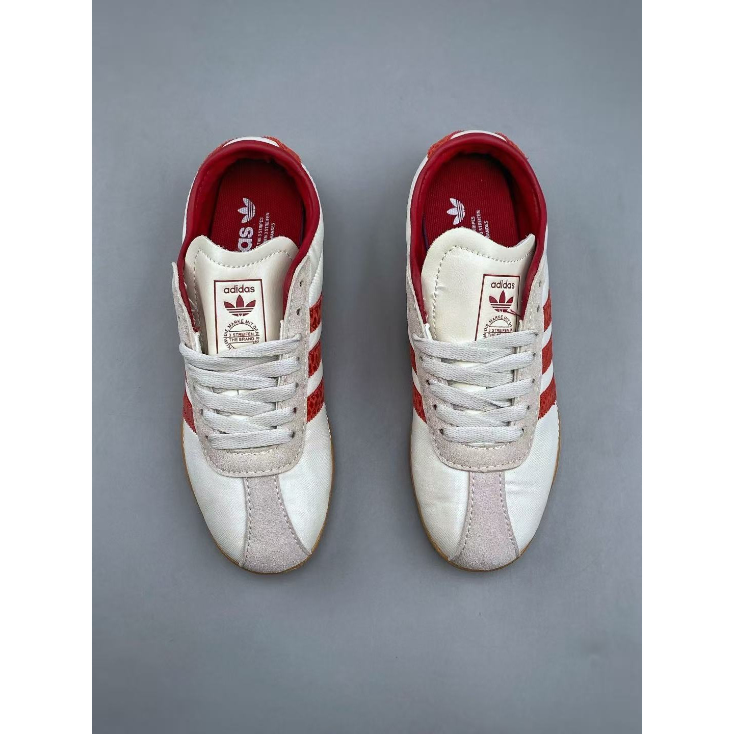 <p>Adidas Tokyo W&nbsp; 经典休闲运动鞋 (紅)</p>
