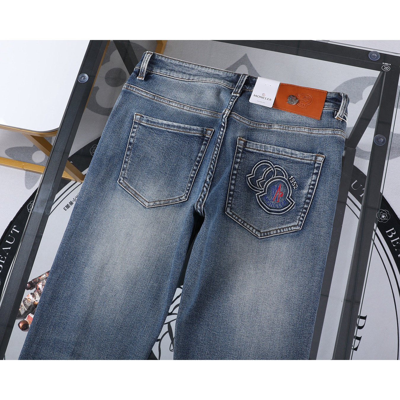 <p>MONCLER&nbsp;直筒牛仔裤(5039#)</p>