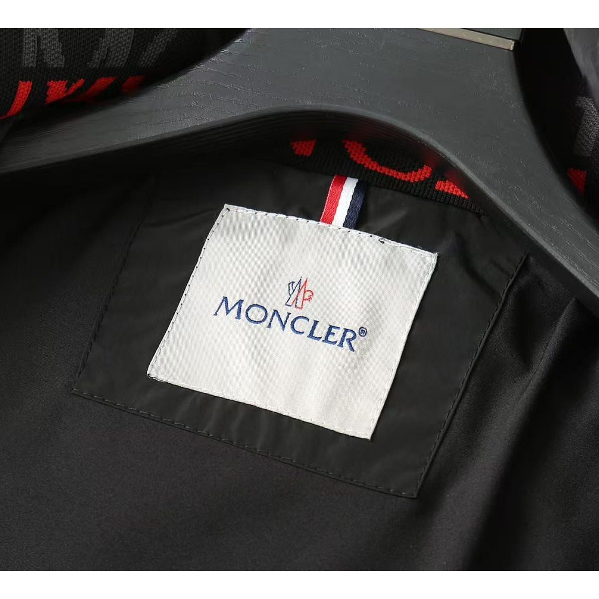 <p>MONCLER 男士夹克外套(黑)<br />
&nbsp;</p>