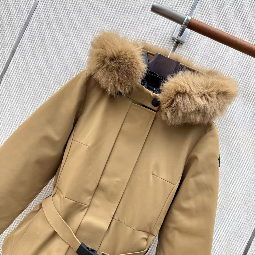 <p>MONCLER 经典Celac短款收腰羽绒滑雪服(卡其)</p>