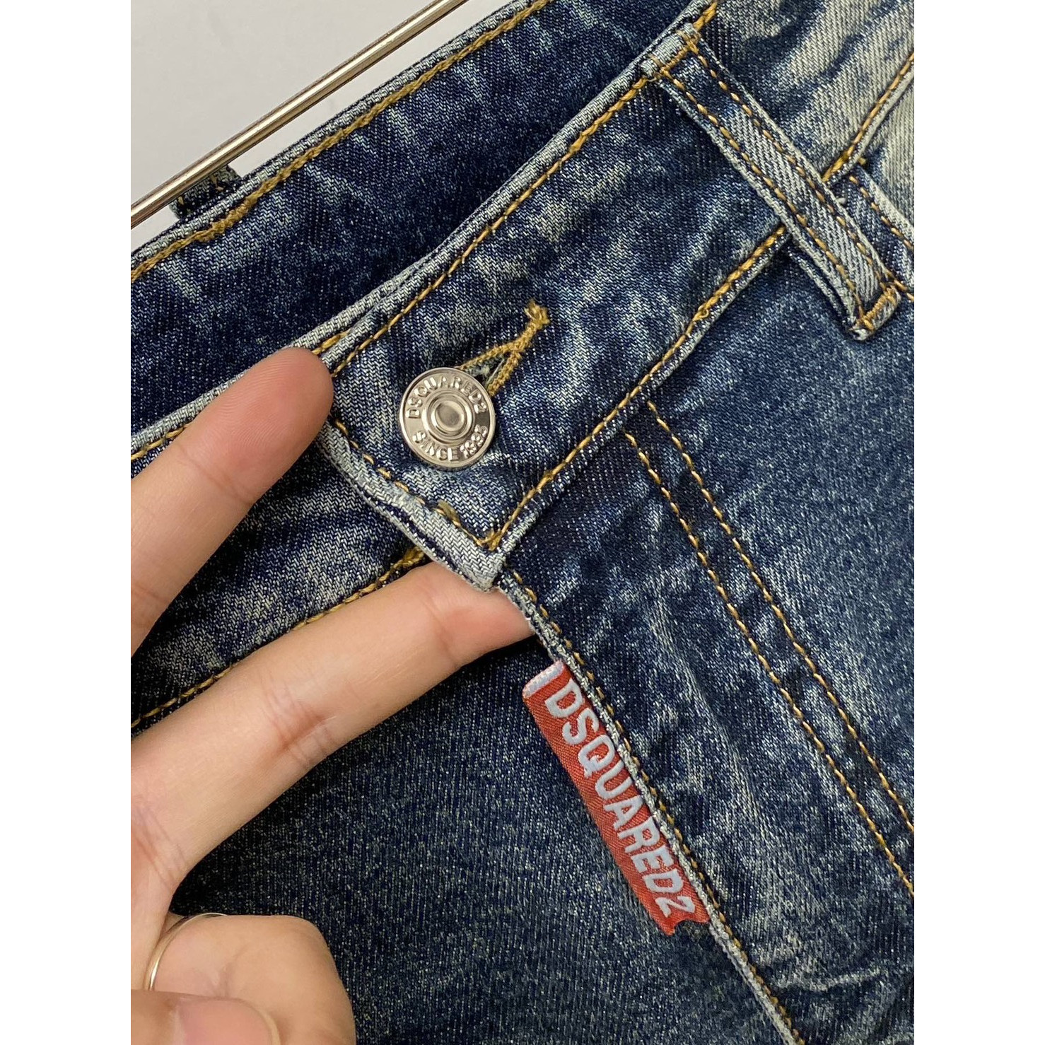 <p>DSQUARED2&nbsp;休闲牛仔裤</p>