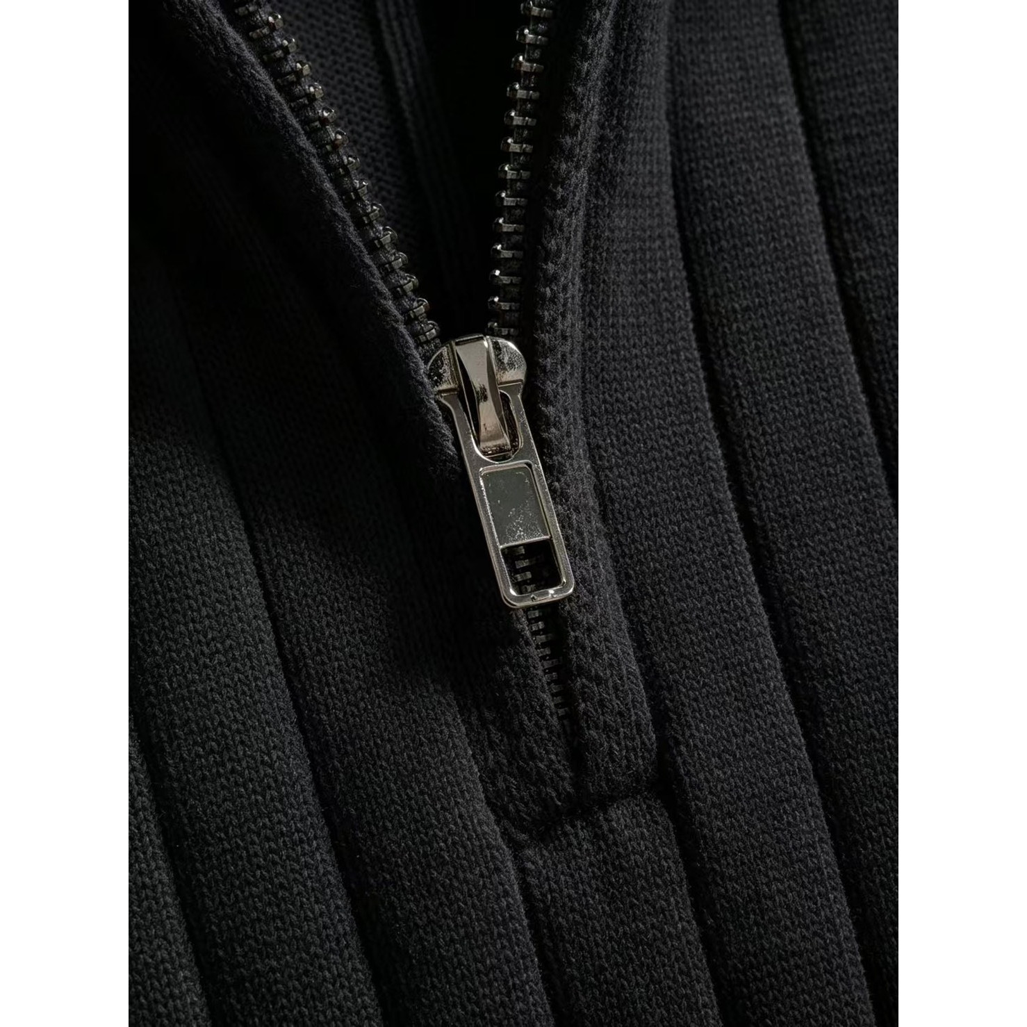 <p>BURBERRY&nbsp;&nbsp;高品质男士毛衣(黑)</p>